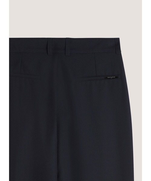 Maison Kitsune(メゾンキツネ)の「CARROT PLEATED PANTS(スラックス・レディース・ネイビー/ブラック・40/38/36/34/42/44)」の4枚目の写真