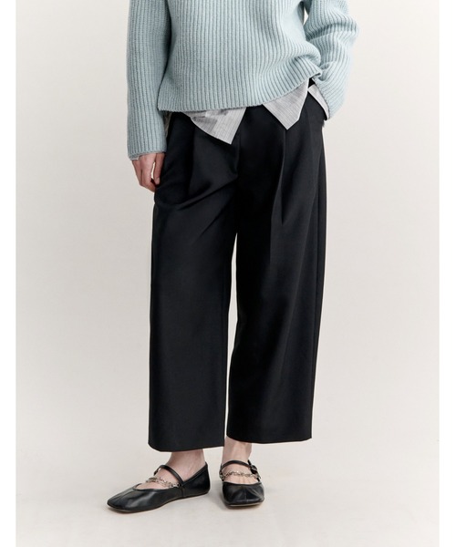 Maison Kitsune(メゾンキツネ)の「CARROT PLEATED PANTS(スラックス・レディース・ネイビー/ブラック・40/38/36/34/42/44)」の7枚目の写真