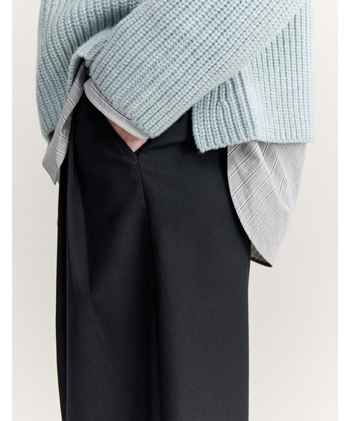 Maison Kitsune(メゾンキツネ)の「CARROT PLEATED PANTS(スラックス・レディース・ネイビー/ブラック・40/38/36/34/42/44)」の8枚目の写真