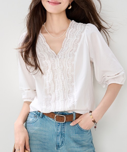 AMAJI(アマジ)の「Vネックブラウス カットワーク レース パフスリーブ(シャツ/ブラウス・レディース・ホワイト・X-LARGE/SMALL/MEDIUM/LARGE)」の1枚目の写真