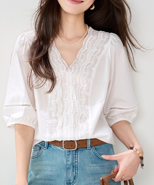 AMAJI(アマジ)の「Vネックブラウス カットワーク レース パフスリーブ(シャツ/ブラウス・レディース・ホワイト・X-LARGE/SMALL/MEDIUM/LARGE)」の2枚目の写真