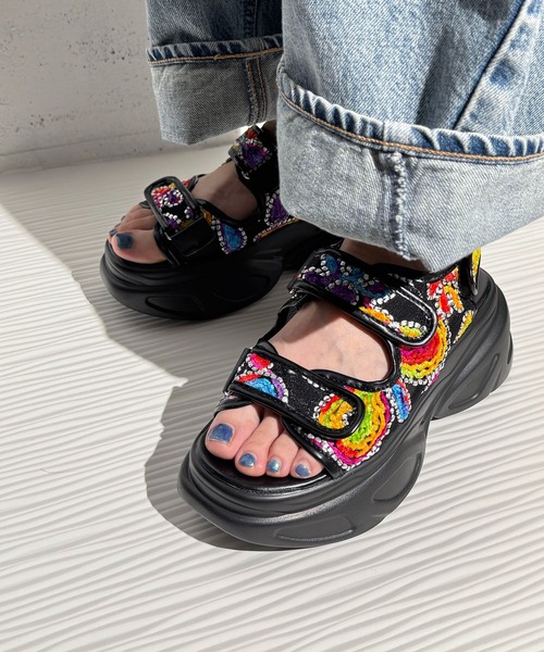 MAISON SELECT(メゾンセレクト)の「4E94-NK カラフル刺繍 ボリュームソールサンダル(サンダル・レディース・ブラック・36/38/40)」の7枚目の写真