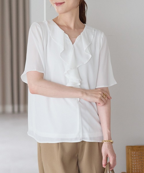 RIRIYANO(リリヤーノ)の「バー付きラッフルキーネック・半袖ブラウス(シャツ/ブラウス・レディース・オフホワイト・MEDIUM/LARGE/X-LARGE)」の21枚目の写真