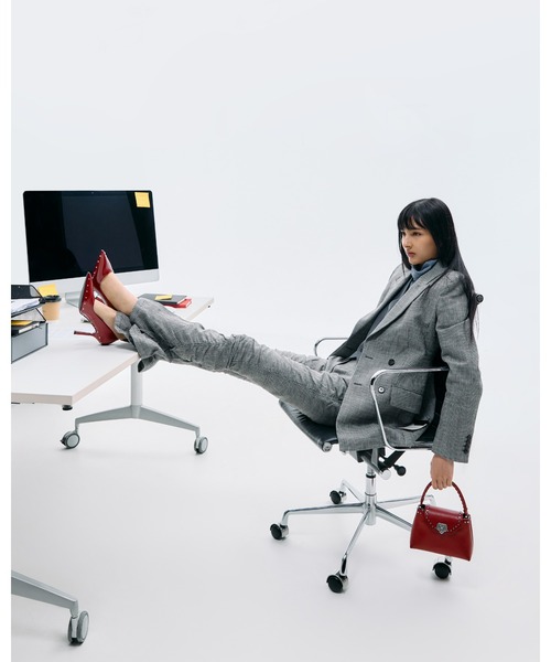 CHARLES & KEITH(チャールズ & キース)の「Arwen アルウェン スタッズ トップハンドルバッグ(ハンドバッグ・レディース・レッド/スミクロ/ベージュ・S)」の4枚目の写真