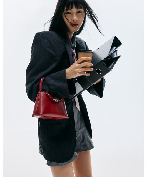 CHARLES & KEITH(チャールズ & キース)の「Arwen アルウェン スタッズ トップハンドルバッグ(ハンドバッグ・レディース・レッド/スミクロ/ベージュ・S)」の5枚目の写真