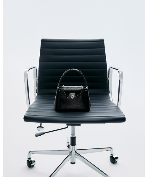 CHARLES & KEITH(チャールズ & キース)の「Arwen アルウェン スタッズ トップハンドルバッグ(ハンドバッグ・レディース・レッド/スミクロ/ベージュ・S)」の17枚目の写真