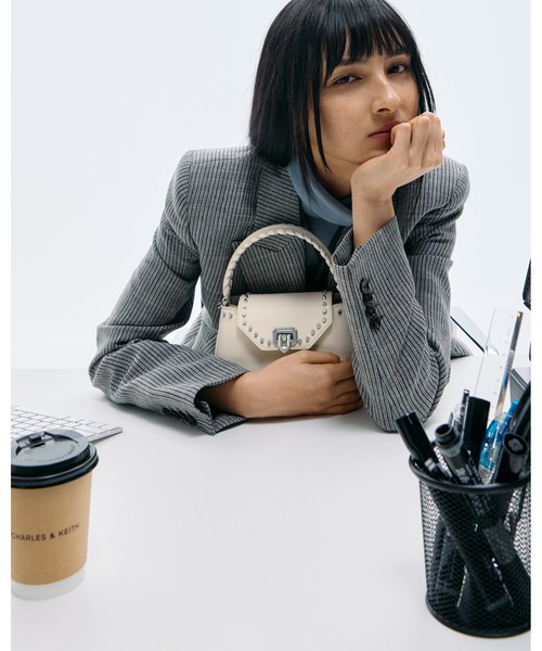 CHARLES & KEITH(チャールズ & キース)の「Arwen アルウェン スタッズ トップハンドルバッグ(ハンドバッグ・レディース・レッド/スミクロ/ベージュ・S)」の18枚目の写真
