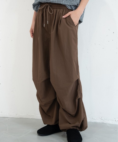 bashful base Oriental(バッシュフルベースオリエンタル)の「【bbO】タックコクーンナイロンパンツ(その他パンツ・メンズ・ブラウン/オフホワイト/ブラック・LARGE/SMALL/MEDIUM)」の19枚目の写真