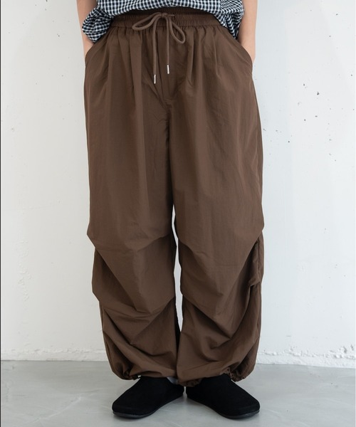 bashful base Oriental(バッシュフルベースオリエンタル)の「【bbO】タックコクーンナイロンパンツ(その他パンツ・メンズ・ブラウン/オフホワイト/ブラック・LARGE/SMALL/MEDIUM)」の4枚目の写真