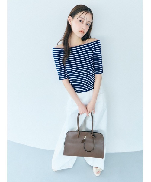 SNIDEL(スナイデル)の「シンプルオフショルニットプルオーバー(ニット/セーター・レディース・ホワイト/ブラック/ネイビー/ブラウン/レッド・F)」の18枚目の写真