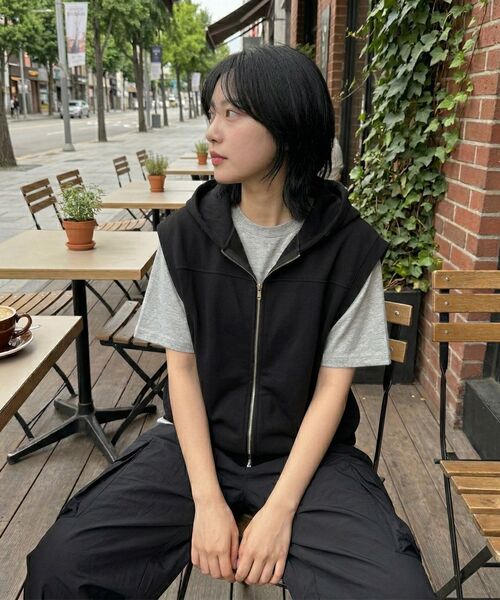UNDEROFF（アンダーオフ）の「クロップフードジップアップベストブラック（ベスト・メンズ・ブラック・LARGE/X-LARGE/MEDIUM）」の4枚目の写真