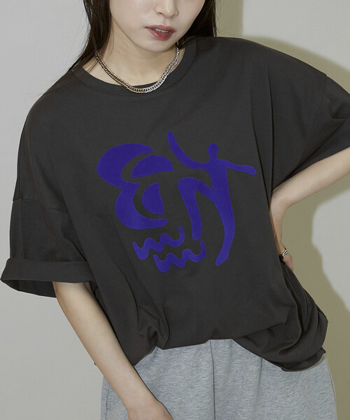 PUBLUX(パブリュクス)の「PUBLUX/パブリュクス フロッキー ニュアンス アート ビッグ Tシャツ 限定展開(Tシャツ/カットソー・レディース・ピンク/オフホワイト/ブラウン/チャコールグレー・フリ-)」の3枚目の写真