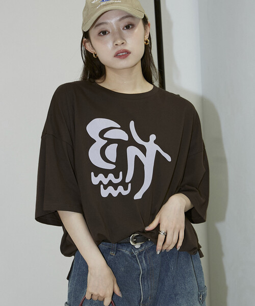 PUBLUX(パブリュクス)の「PUBLUX/パブリュクス フロッキー ニュアンス アート ビッグ Tシャツ 限定展開(Tシャツ/カットソー・レディース・ピンク/オフホワイト/ブラウン/チャコールグレー・フリ-)」の10枚目の写真