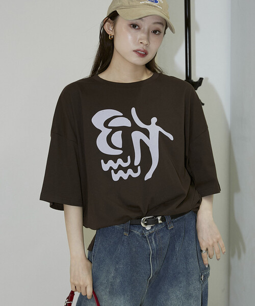 PUBLUX(パブリュクス)の「PUBLUX/パブリュクス フロッキー ニュアンス アート ビッグ Tシャツ 限定展開(Tシャツ/カットソー・レディース・ピンク/オフホワイト/ブラウン/チャコールグレー・フリ-)」の12枚目の写真