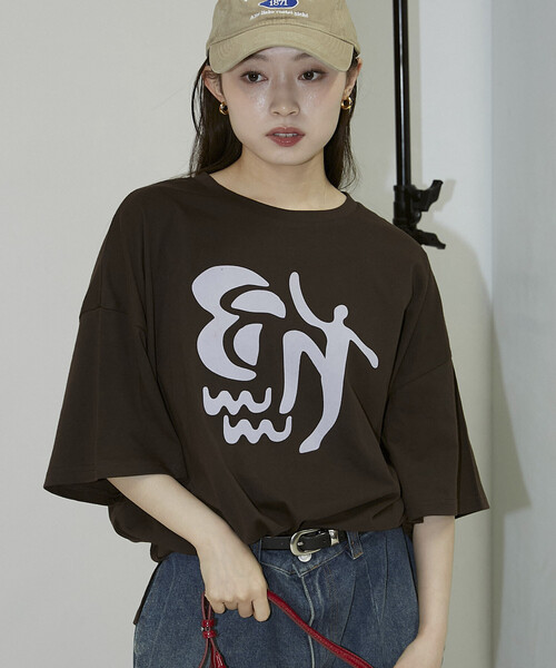 PUBLUX(パブリュクス)の「PUBLUX/パブリュクス フロッキー ニュアンス アート ビッグ Tシャツ 限定展開(Tシャツ/カットソー・レディース・ピンク/オフホワイト/ブラウン/チャコールグレー・フリ-)」の16枚目の写真