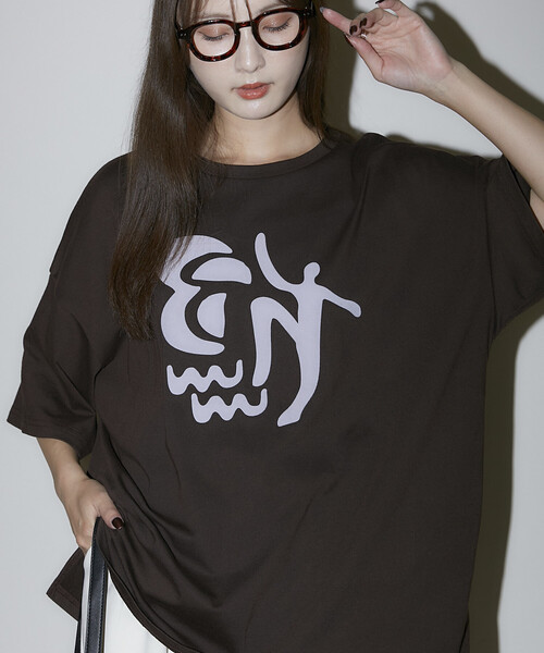 PUBLUX(パブリュクス)の「PUBLUX/パブリュクス フロッキー ニュアンス アート ビッグ Tシャツ 限定展開(Tシャツ/カットソー・レディース・ピンク/オフホワイト/ブラウン/チャコールグレー・フリ-)」の1枚目の写真