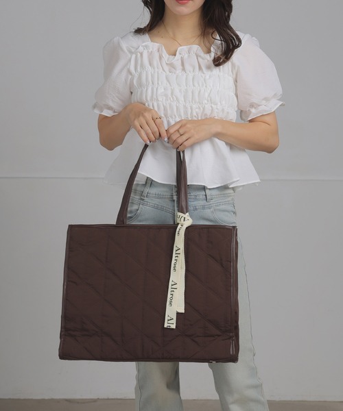 ALTROSE(アルトローズ)の「【A4・500mlペットボトル】トート ロゴテープ キルト ナイロン(トートバッグ・レディース・ベージュ/ブラウン/ブラック・FREE)」の15枚目の写真