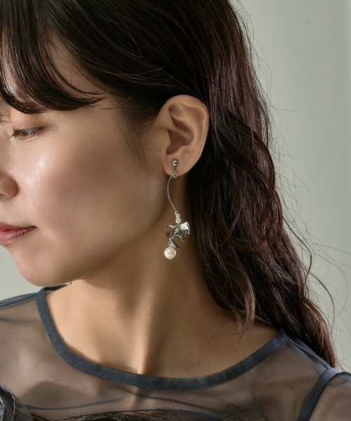Kana(カナ)の「フラワーメタルパールロングイヤリング パーティー 結婚式 お呼ばれ オケージョン(イヤリング・レディース・シルバー/ゴールド・フリー)」の5枚目の写真