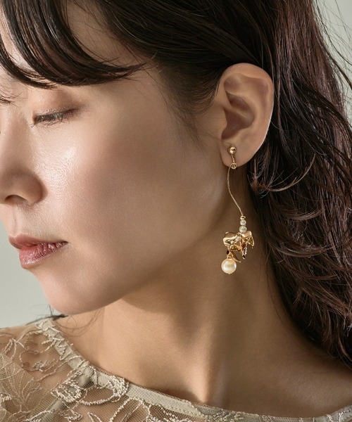 Kana(カナ)の「フラワーメタルパールロングイヤリング パーティー 結婚式 お呼ばれ オケージョン(イヤリング・レディース・シルバー/ゴールド・フリー)」の3枚目の写真