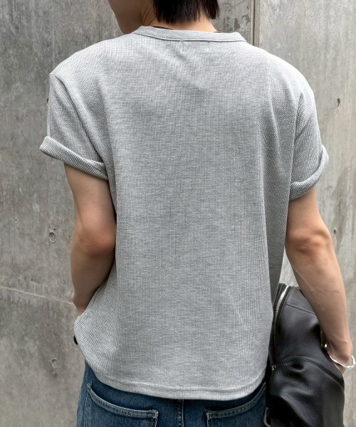 Chikashitsu +(チカシツプラス)の「【Chikashitsu +】waffle cropped half sleeve tee (4color) / 【チカシツプラス】ワッフルクロップド半袖Tシャツ<着用動画あり>(Tシャツ/カットソー・メンズ・グレー/ホワイト/チャコール/ブラック・L/M)」の7枚目の写真