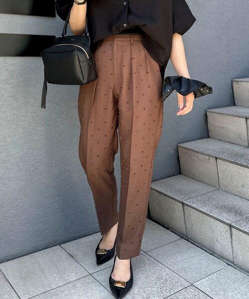 NOLLEY’S(ノーリーズ)の「ウォッシャブルドットツッキリテーパードパンツ(その他パンツ・レディース・ブラウン/ブラック・40/36/38/34)」の1枚目の写真