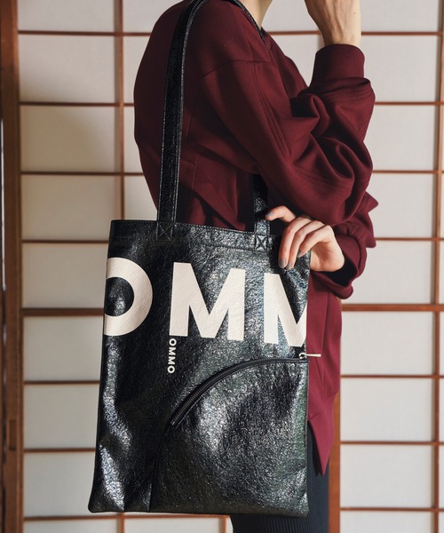 OMMO(オーエムエムオー)の「ARCH POCKET TOTE(トートバッグ・レディース・レッド/シルバー/ホワイト/ブルー/ブラック系/ブラック・F)」の3枚目の写真