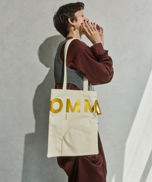 OMMO(オーエムエムオー)の「ARCH POCKET TOTE(トートバッグ・レディース・レッド/シルバー/ホワイト/ブルー/ブラック系/ブラック・F)」の1枚目の写真