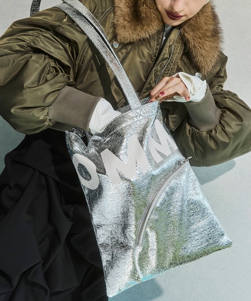 OMMO(オーエムエムオー)の「ARCH POCKET TOTE(トートバッグ・レディース・レッド/シルバー/ホワイト/ブルー/ブラック系/ブラック・F)」の6枚目の写真