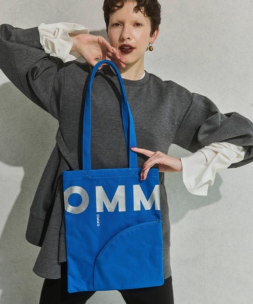 OMMO(オーエムエムオー)の「ARCH POCKET TOTE(トートバッグ・レディース・レッド/シルバー/ホワイト/ブルー/ブラック系/ブラック・F)」の4枚目の写真