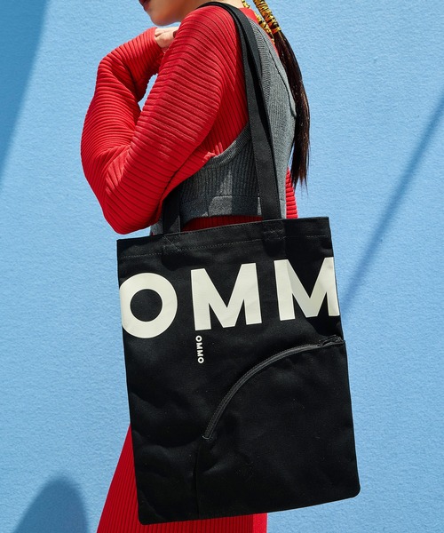 OMMO(オーエムエムオー)の「ARCH POCKET TOTE(トートバッグ・レディース・レッド/シルバー/ホワイト/ブルー/ブラック系/ブラック・F)」の2枚目の写真