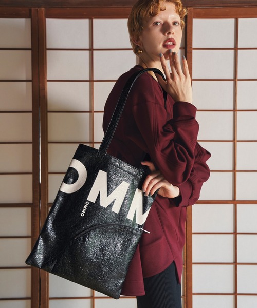 OMMO(オーエムエムオー)の「ARCH POCKET TOTE(トートバッグ・レディース・レッド/シルバー/ホワイト/ブルー/ブラック系/ブラック・F)」の13枚目の写真