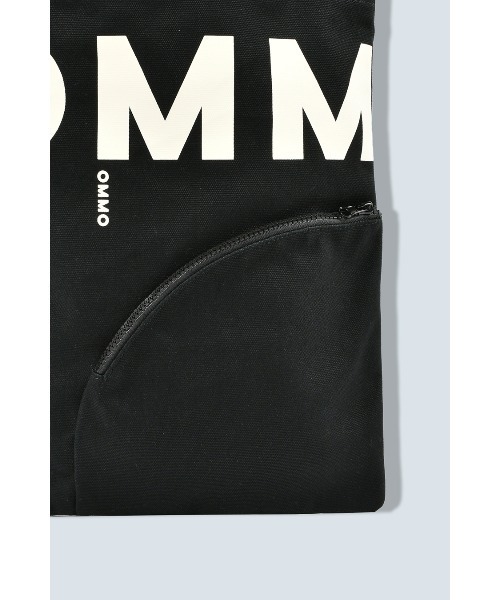 OMMO(オーエムエムオー)の「ARCH POCKET TOTE(トートバッグ・レディース・レッド/シルバー/ホワイト/ブルー/ブラック系/ブラック・F)」の8枚目の写真