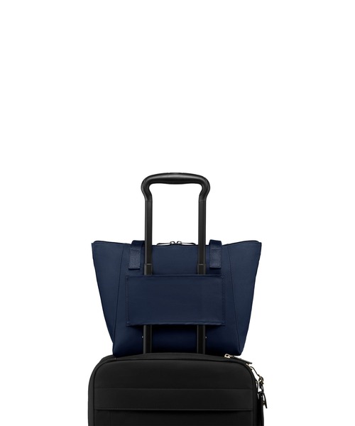 TUMI(トゥミ)の「【オンライン限定】VOYAGEUR ジャスト・イン・ケース・スモール・トート(トートバッグ・レディース・ダークネイビー・FREE)」の5枚目の写真