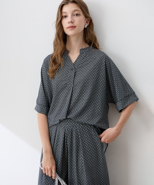 LE SOUK HOLIDAY(ルスークホリデー)の「リネンライクスラブスキッパープリントプルオーバー【接触冷感・UVカット】(Tシャツ/カットソー・レディース・ダークブラウン/オフホワイト・M/L)」の10枚目の写真