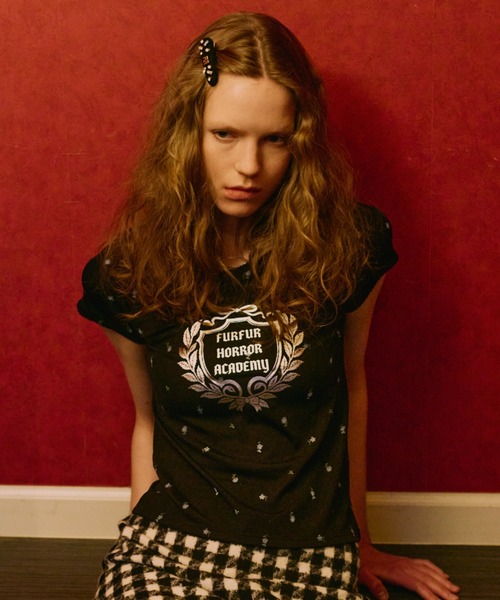 FURFUR(ファーファー)の「HORROR ACADEMYフラワープリントTシャツ(Tシャツ/カットソー・レディース・ブラック/ピンク/ホワイト/ライトブルー・F)」の3枚目の写真