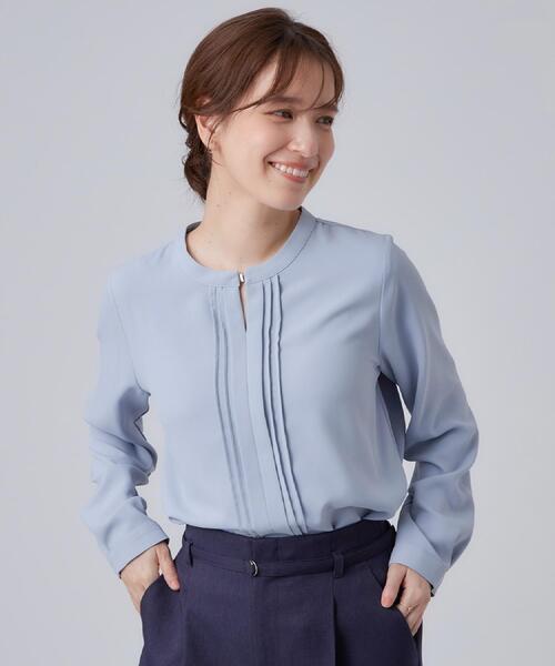 SHOO・LA・RUE(シューラルー)の「【通勤/UV/洗濯後しわになりにくい/S-LL】胸元のゴールドホックがアクセント ピンタックデザインブラウス(シャツ/ブラウス・レディース・ネイビー/ライトブルー・01/02/03/04)」の8枚目の写真