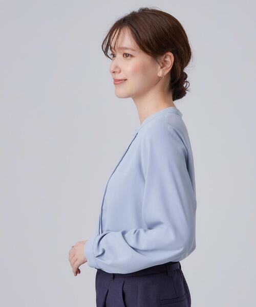 SHOO・LA・RUE(シューラルー)の「【通勤/UV/洗濯後しわになりにくい/S-LL】胸元のゴールドホックがアクセント ピンタックデザインブラウス(シャツ/ブラウス・レディース・ネイビー/ライトブルー・01/02/03/04)」の9枚目の写真