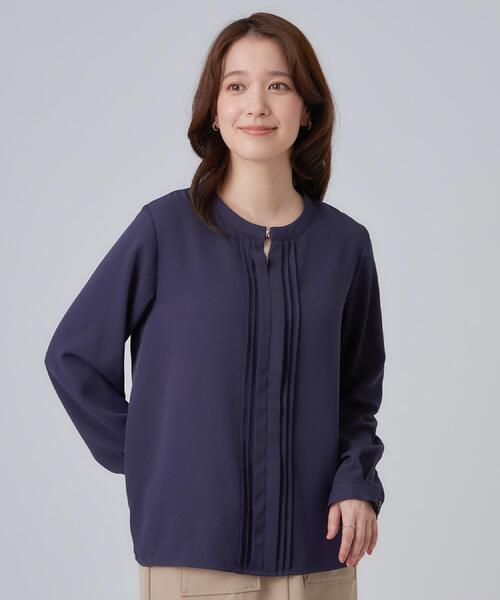SHOO・LA・RUE(シューラルー)の「【通勤/UV/洗濯後しわになりにくい/S-LL】胸元のゴールドホックがアクセント ピンタックデザインブラウス(シャツ/ブラウス・レディース・ネイビー/ライトブルー・01/02/03/04)」の12枚目の写真