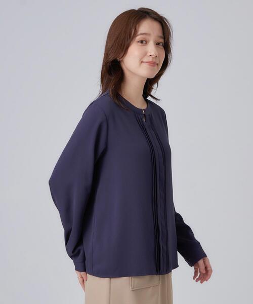 SHOO・LA・RUE(シューラルー)の「【通勤/UV/洗濯後しわになりにくい/S-LL】胸元のゴールドホックがアクセント ピンタックデザインブラウス(シャツ/ブラウス・レディース・ネイビー/ライトブルー・01/02/03/04)」の13枚目の写真