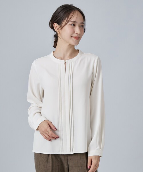 SHOO・LA・RUE(シューラルー)の「【通勤/UV/洗濯後しわになりにくい/S-LL】胸元のゴールドホックがアクセント ピンタックデザインブラウス(シャツ/ブラウス・レディース・ネイビー/ライトブルー・01/02/03/04)」の16枚目の写真