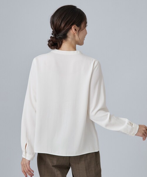 SHOO・LA・RUE(シューラルー)の「【通勤/UV/洗濯後しわになりにくい/S-LL】胸元のゴールドホックがアクセント ピンタックデザインブラウス(シャツ/ブラウス・レディース・ネイビー/ライトブルー・01/02/03/04)」の17枚目の写真
