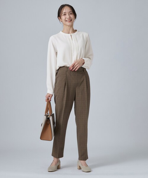 SHOO・LA・RUE(シューラルー)の「【通勤/UV/洗濯後しわになりにくい/S-LL】胸元のゴールドホックがアクセント ピンタックデザインブラウス(シャツ/ブラウス・レディース・ネイビー/ライトブルー・01/02/03/04)」の18枚目の写真