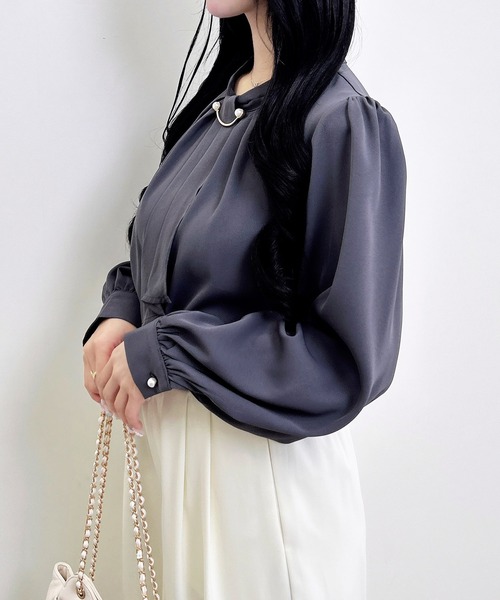 INGNI(イング)の「パールピン付トロミブラウス(シャツ/ブラウス・レディース・チャコールグレー/ベージュ/オフホワイト/ホワイト×ブラック・M)」の19枚目の写真