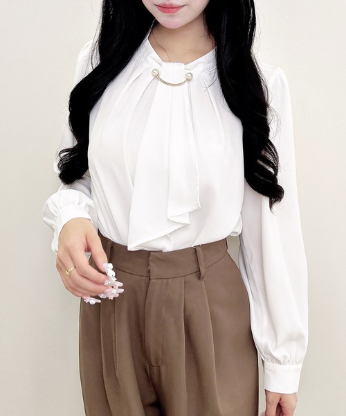 INGNI(イング)の「パールピン付トロミブラウス(シャツ/ブラウス・レディース・チャコールグレー/ベージュ/オフホワイト/ホワイト×ブラック・M)」の5枚目の写真
