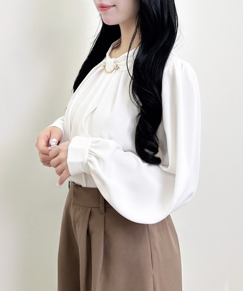 INGNI(イング)の「パールピン付トロミブラウス(シャツ/ブラウス・レディース・チャコールグレー/ベージュ/オフホワイト/ホワイト×ブラック・M)」の7枚目の写真