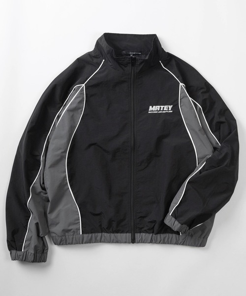 SlashDate（スラッシュデイト）の「【82】【MATEY】ウェーブライン パイピング切替 ナイロン スタンドブルゾン/トラックジャケット/ユニセックス/レディース/メンズ【Sサイズ～Lサイズ】【セットアップ可能】（ナイロンジャケット・レディース・ブラック/ブラック系/グレー/カーキ/ネイビー・M/L/S）」の2枚目の写真
