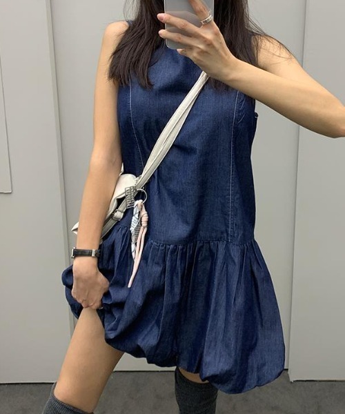 FAVORITO(ファヴォリート)の「デニムノースリーブワンピース(ワンピース・レディース・ライトブルー/ダークブルー・F)」の13枚目の写真