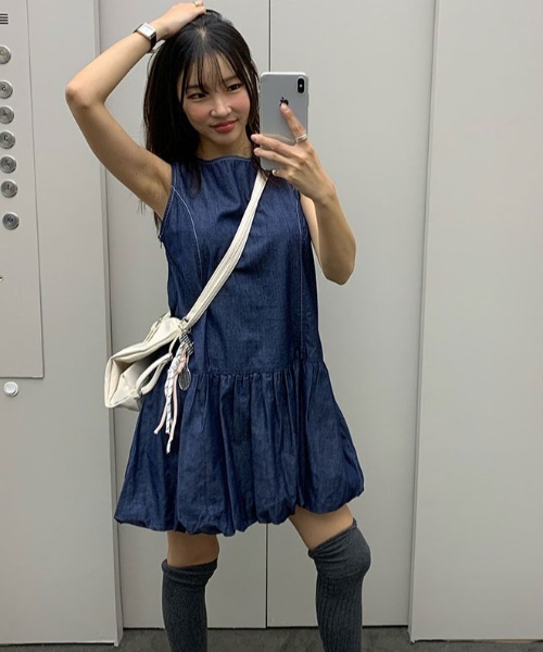 FAVORITO(ファヴォリート)の「デニムノースリーブワンピース(ワンピース・レディース・ライトブルー/ダークブルー・F)」の3枚目の写真