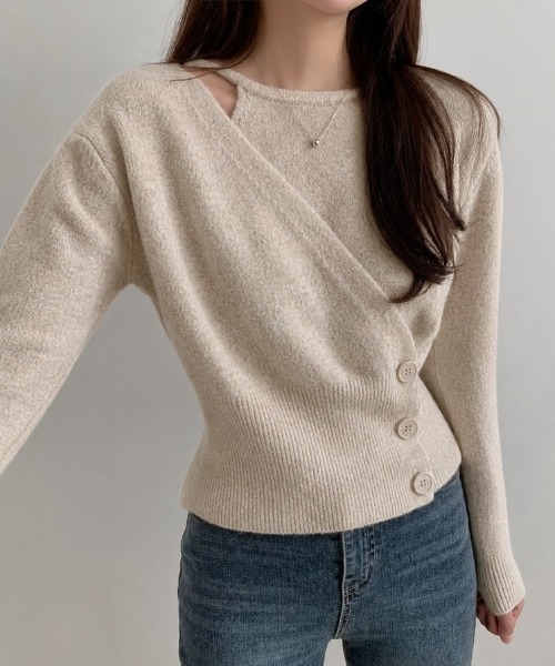 Beststore(ベストストア)の「アシンメトリーボタンラップニットトップス(ニット/セーター・レディース・ベージュ/レッド/ピンク/オフホワイト/イエロー/ダークグレー/ダークブルー/ブラック・FREE)」の4枚目の写真
