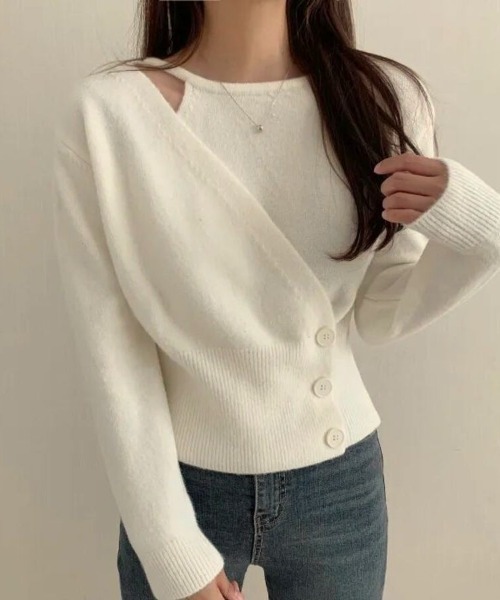 Beststore(ベストストア)の「アシンメトリーボタンラップニットトップス(ニット/セーター・レディース・ベージュ/レッド/ピンク/オフホワイト/イエロー/ダークグレー/ダークブルー/ブラック・FREE)」の2枚目の写真